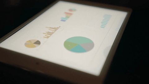 Беттер анализирует коэффициенты на экране планшета